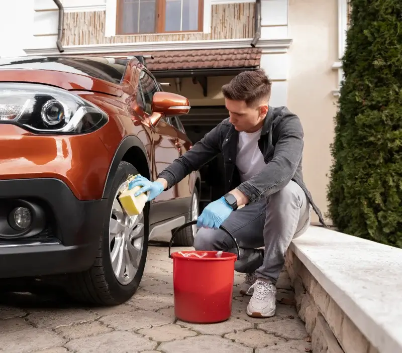 Lavage auto à domicile Saint-Martin-de-Boscherville : professionnel intervenant sur un véhicule